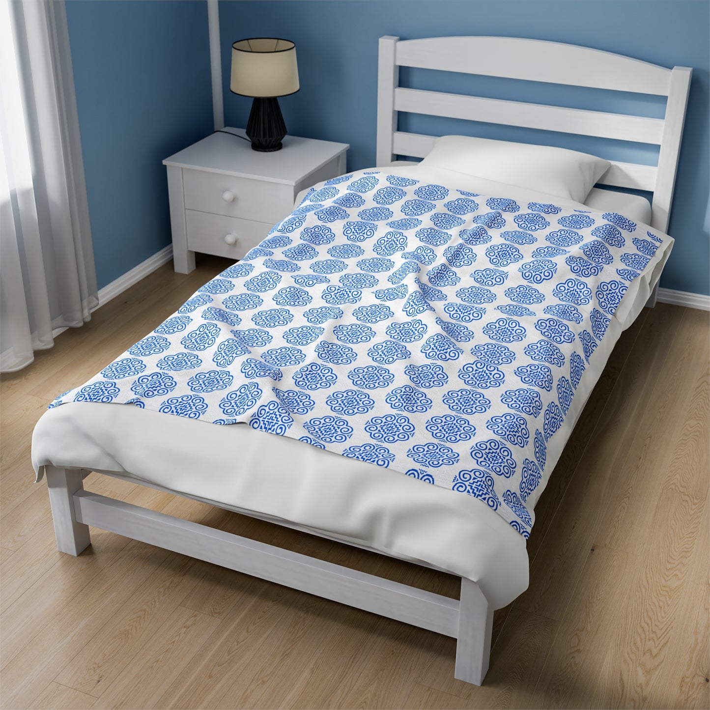 Hmong Velveteen Plush Blanket (white & blue)