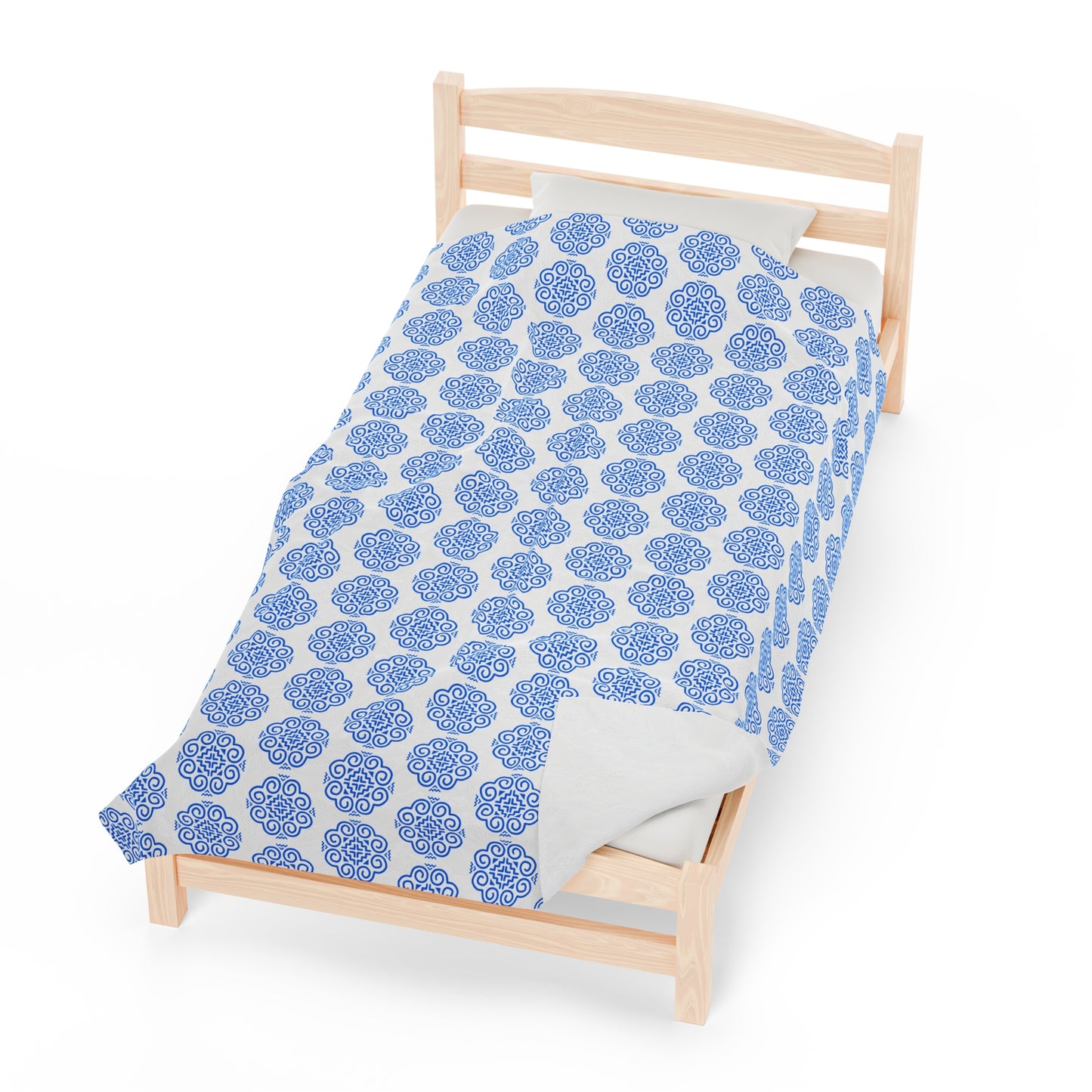 Hmong Velveteen Plush Blanket (white & blue)