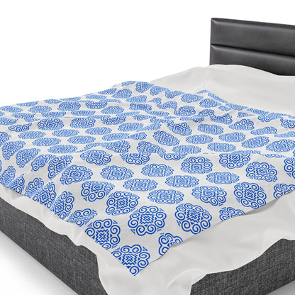 Hmong Velveteen Plush Blanket (white & blue)