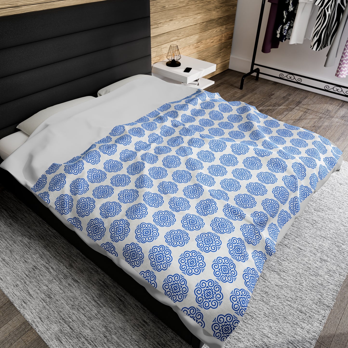 Hmong Velveteen Plush Blanket (white & blue)